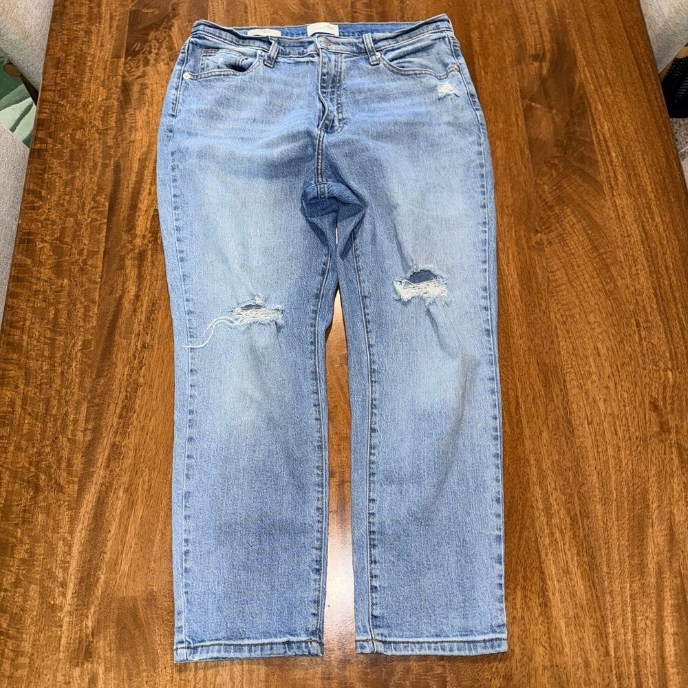 Universal Thread High Rise 90s Slim Jeans Women’s Size 12 Light Wash Distressed